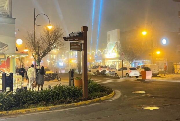 Gramado à noite com neblina em dia de chuva