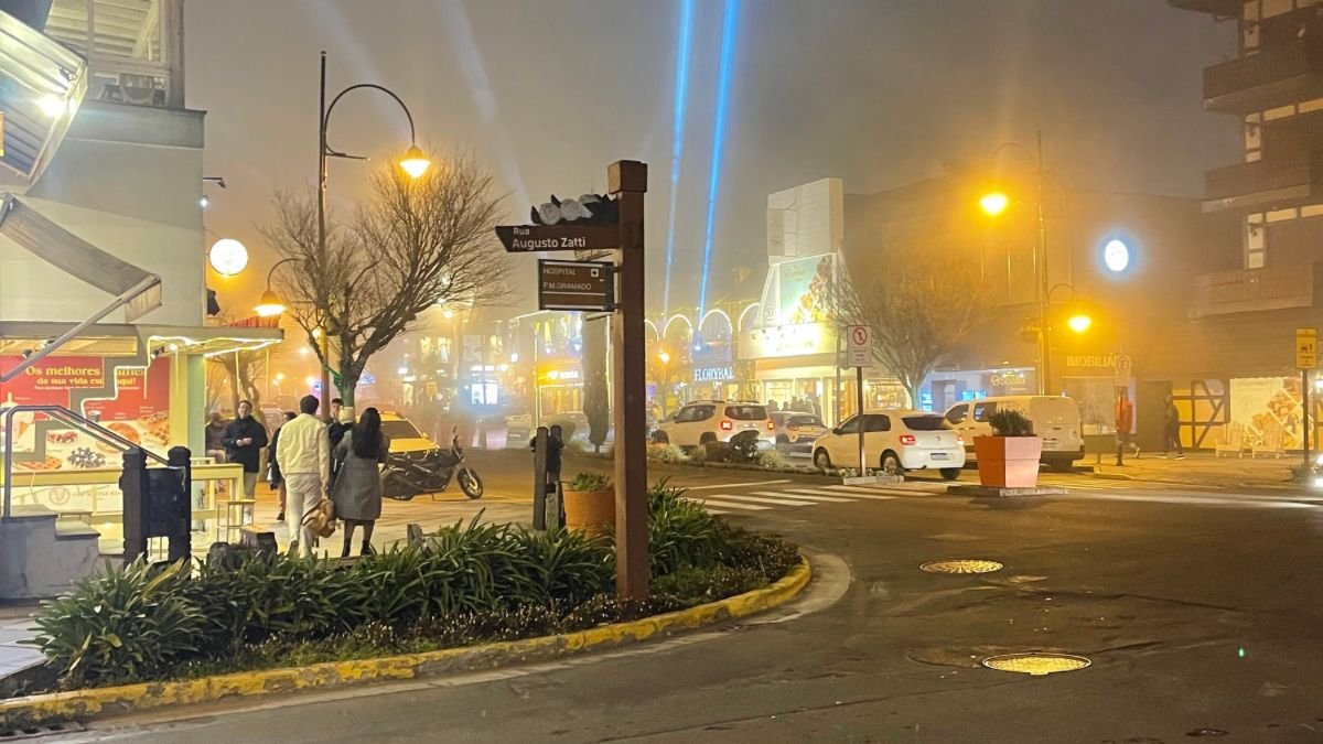 Gramado à noite com neblina em dia de chuva