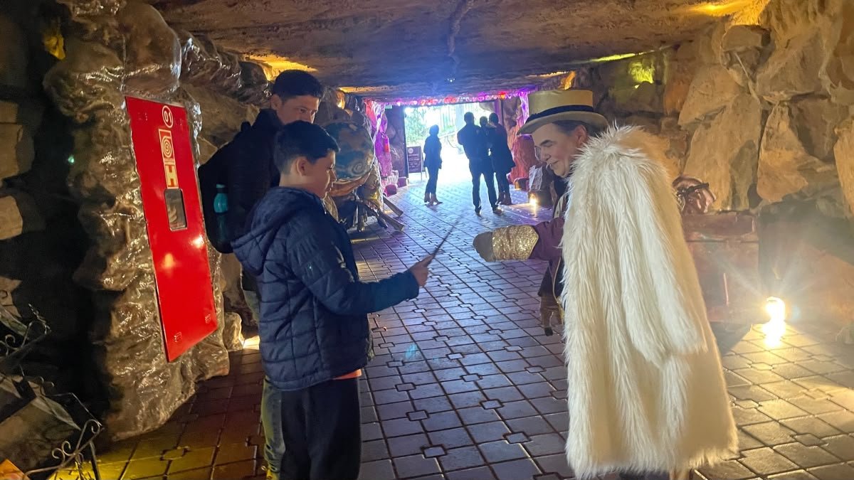 Lucas com o mágico na entrada do Parque Terra Mágica Florybal
