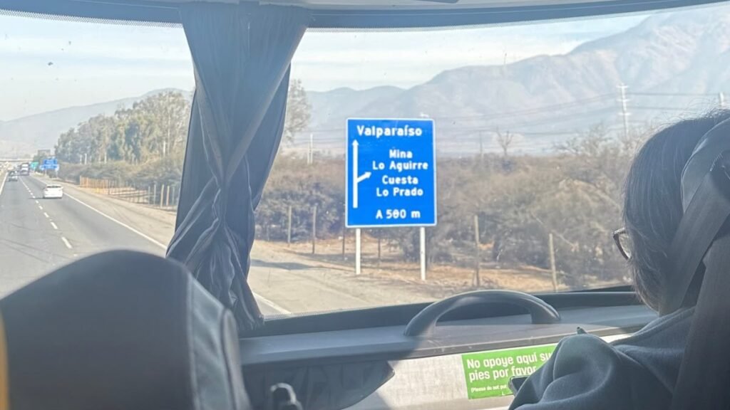 Placa indicando o caminho para Viña del Mar durante viagem por conta própria