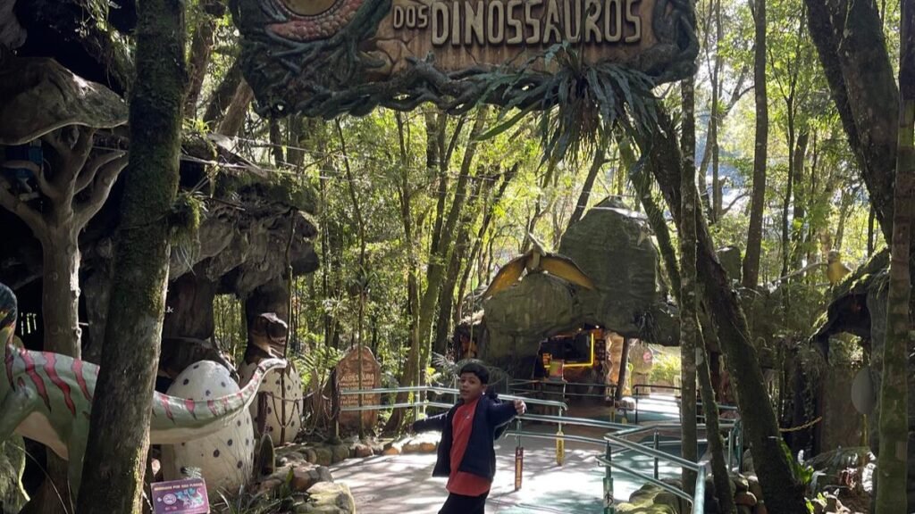 Lucas, criança autista, passeando no Parque Florybal, um dos melhores roteiros de viagem no Brasil para famílias com crianças autistas