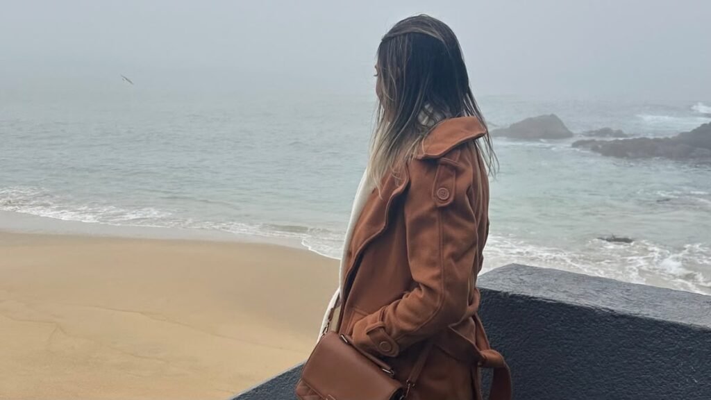 Mulher observando a paisagem de Viña del Mar durante passeio por conta própria