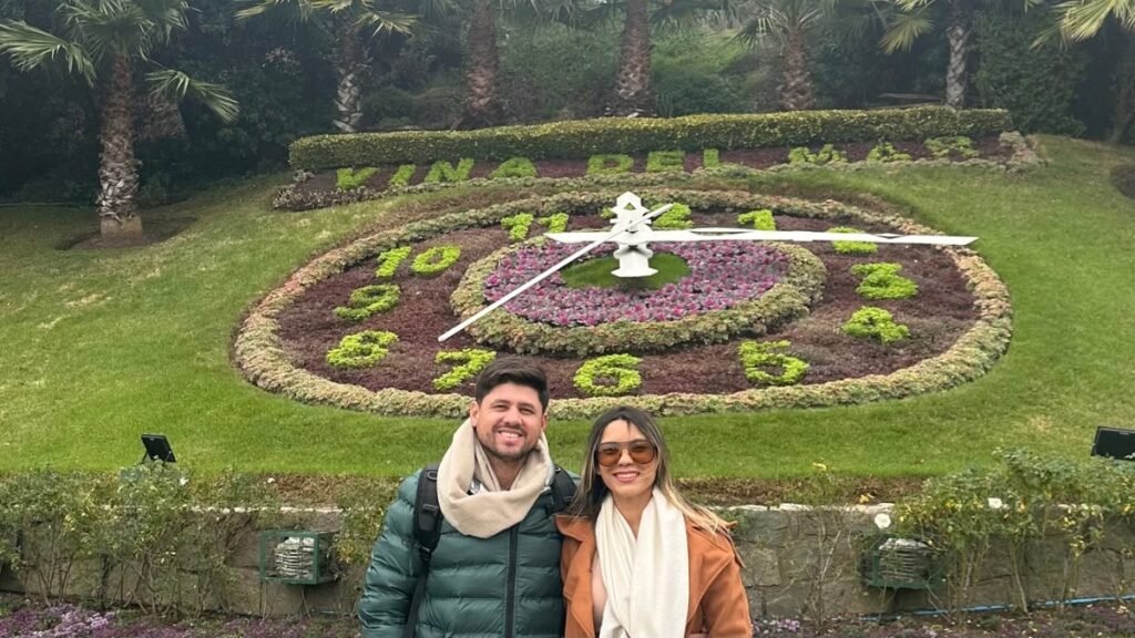 Família no Reloj de Flores durante passeio por Viña del Mar por conta própria