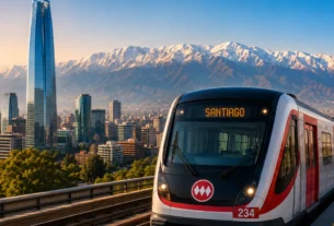 rem do Metrô de Santiago em primeiro plano com a Cordilheira dos Andes e o skyline de Santiago ao fundo. Imagem de capa do guia completo sobre como usar o metrô de Santiago em 2026.