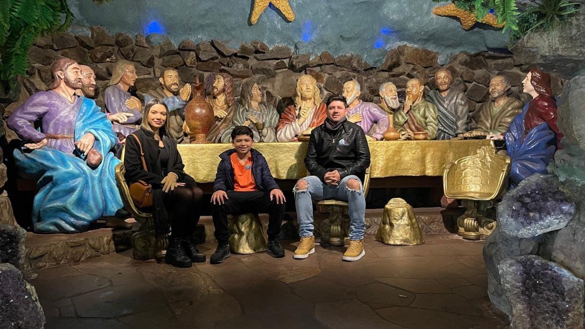 Família com criança autista passeando no Parque Florybal, um dos melhores roteiros de viagem para crianças autistas no Sul do Brasil