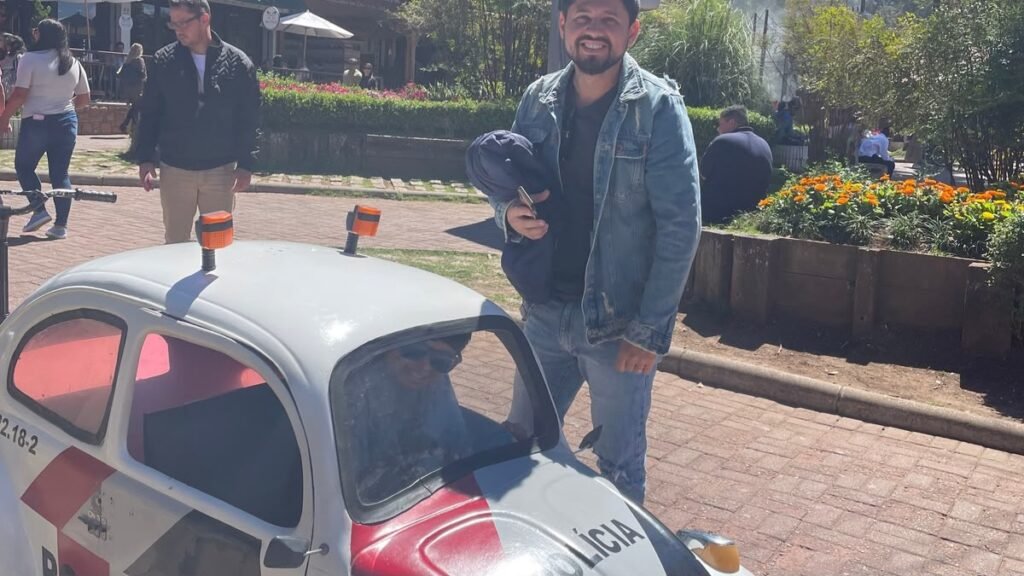 Lucas e Rafa na praça de Campos do Jordão durante passeio em família