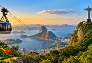 Rio de Janeiro em família com vista do Pão de Açúcar, Cristo Redentor e bondinho sobre a Baía de Guanabara