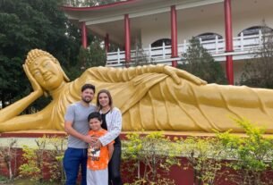 Família em frente ao Templo Budista em Foz do Iguaçu