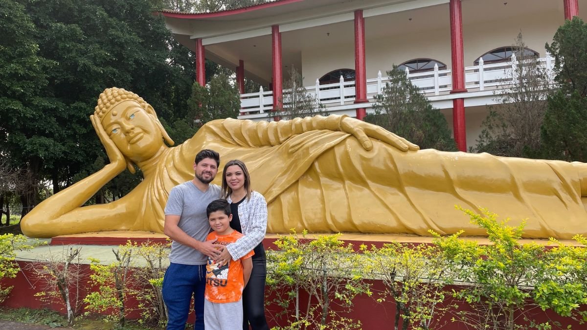 Família em frente ao Templo Budista em Foz do Iguaçu