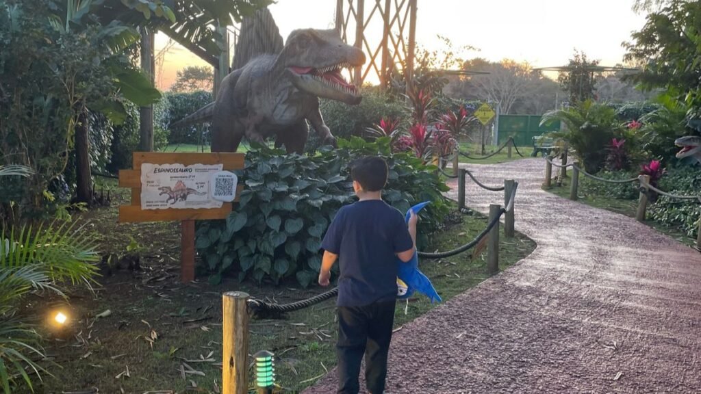 Lucas caminhando no Vale dos Dinossauros Foz do Iguaçu durante passeio em família