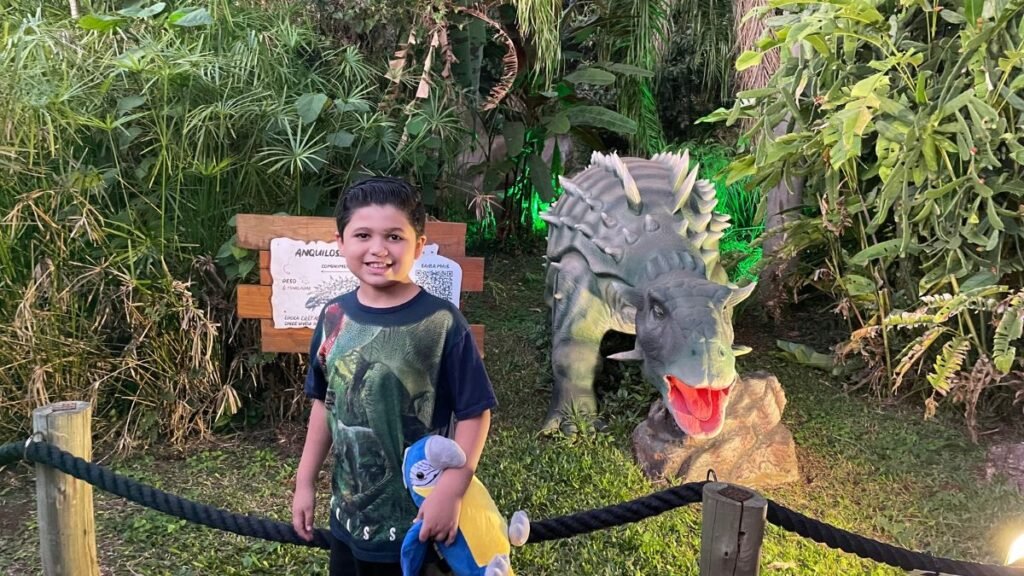Lucas no Vale dos Dinossauros Foz do Iguaçu durante passeio em família