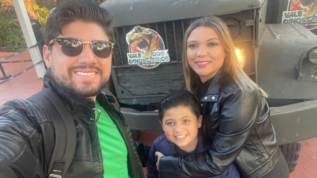 Família no Vale dos Dinossauros Foz do Iguaçu durante passeio em família