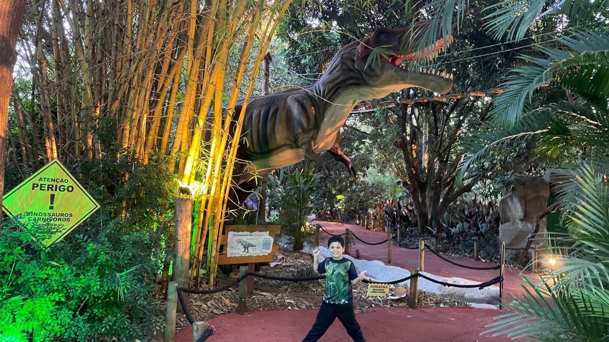 Lucas no Vale dos Dinossauros Foz do Iguaçu durante passeio em família