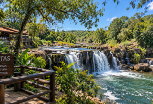 Brotas com crianças em paisagem com cachoeira e natureza em São Paulo