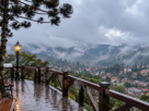 Campos do Jordão com chuva em mirante com neblina