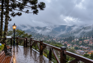 Campos do Jordão com chuva em mirante com neblina