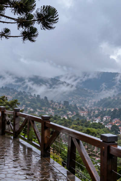 Campos do Jordão com chuva em mirante com neblina