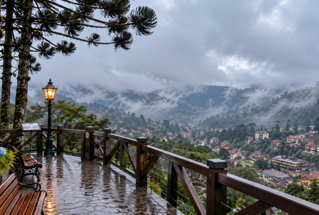 Campos do Jordão com chuva em mirante com neblina
