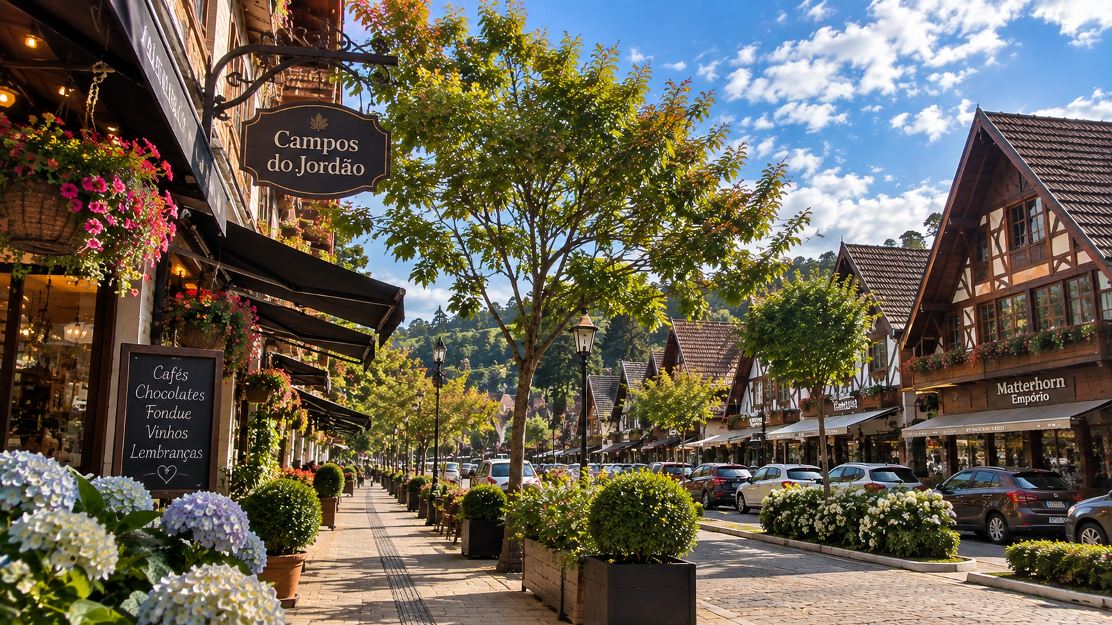 Rua de Campos do Jordão no verão com arquitetura em estilo alpino, flores e céu azul