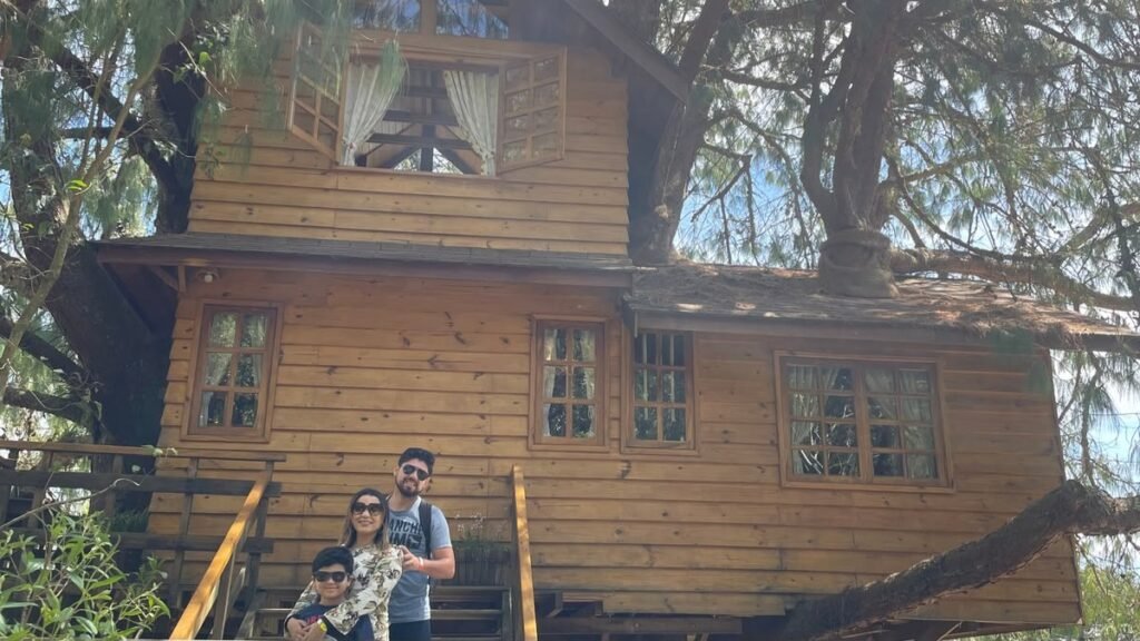 Parque Amantikir: vale a pena? 3 Família em frente à Casa da Árvore do Parque Amantikir em Campos do Jordão