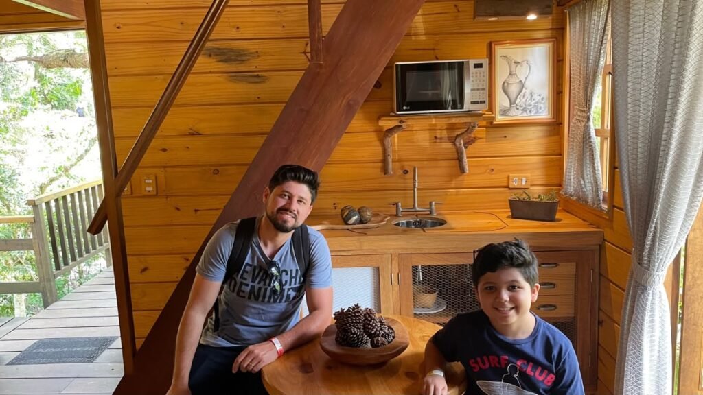 Parque Amantikir: vale a pena? 4 Interior da Casa da Árvore do Parque Amantikir com família durante visita em Campos do Jordão