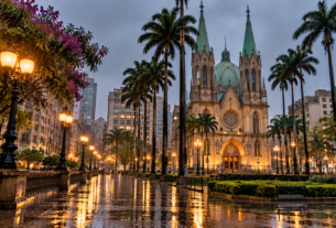 São Paulo com crianças na chuva diante da Catedral da Sé
