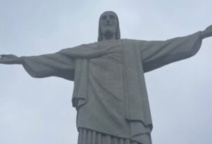 Cristo Redentor no Rio de Janeiro em um dia de chuva