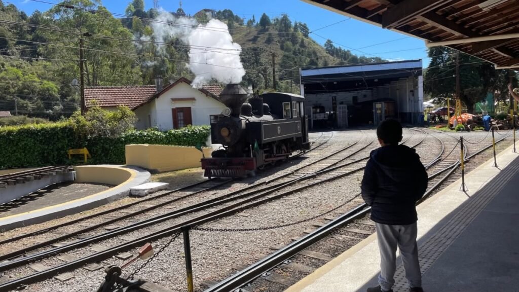 Lucas na Estação Emílio Ribas em Campos do Jordão durante passeio em família