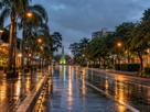 O que fazer em Foz do Iguaçu com chuva: rua molhada e iluminada