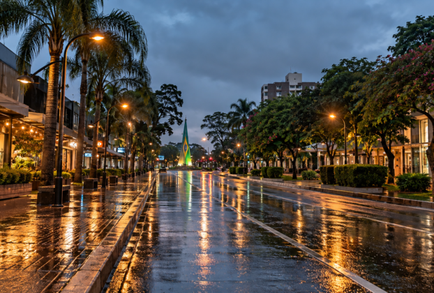 O que fazer em Foz do Iguaçu com chuva: rua molhada e iluminada