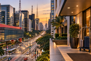 Avenida Paulista em São Paulo ao entardecer com hotéis e opções de hospedagem para famílias com crianças