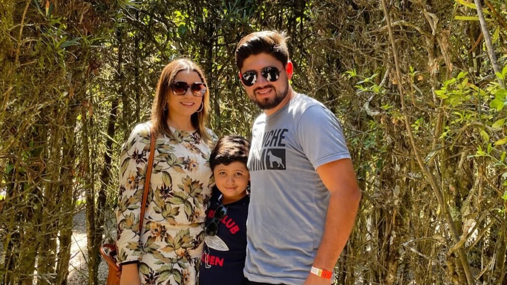 Parque Amantikir: vale a pena? 2 Família caminhando pelo labirinto do Parque Amantikir em Campos do Jordão