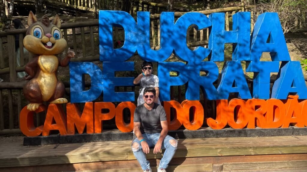 Rafa e Lucas no letreiro da Ducha de Prata em Campos do Jordão