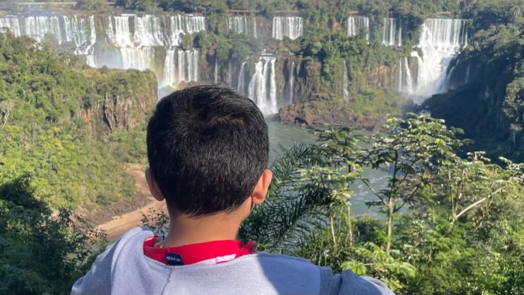 Lucas observando as Cataratas do Iguaçu durante uma viagem em família a Foz do Iguaçu