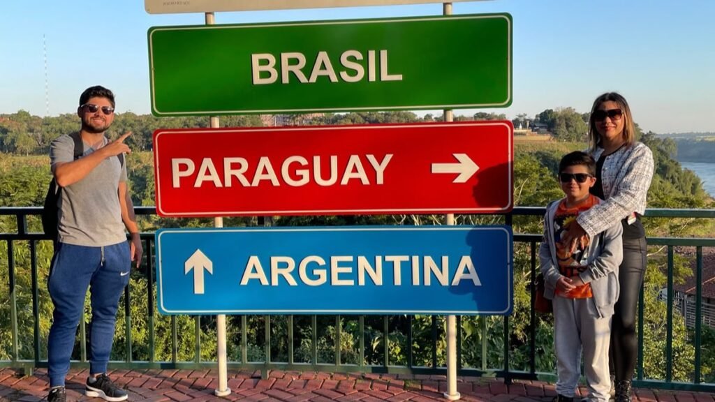 Família no Marco das Três Fronteiras em Foz do Iguaçu durante uma viagem em família