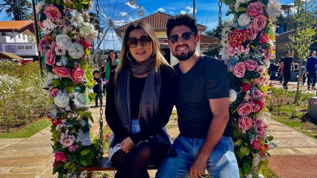 Família no balanço do Parque Capivari em Campos do Jordão