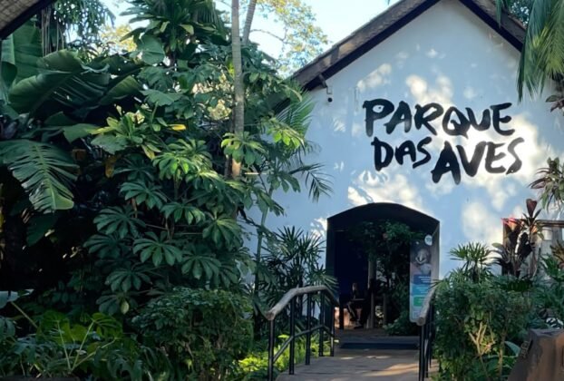 Entrada do Parque das Aves cercada por vegetação em Foz do Iguaçu