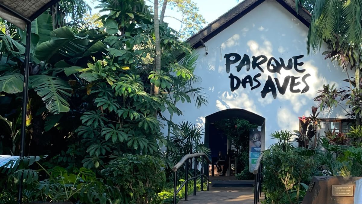 Entrada do Parque das Aves cercada por vegetação em Foz do Iguaçu