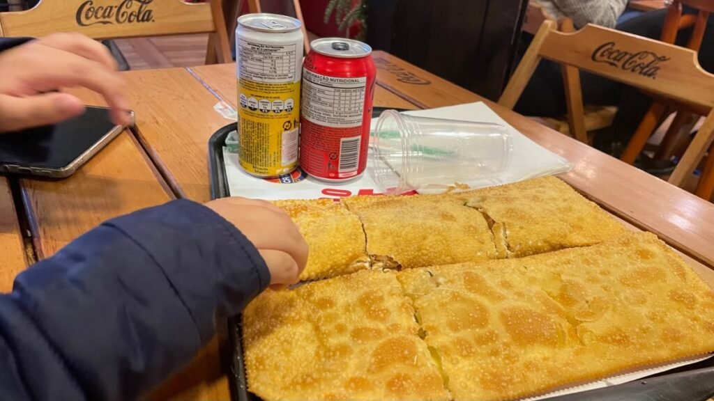 Onde comer barato em Campos do Jordão: pastel de 32 cm do Pastelão do Maluf