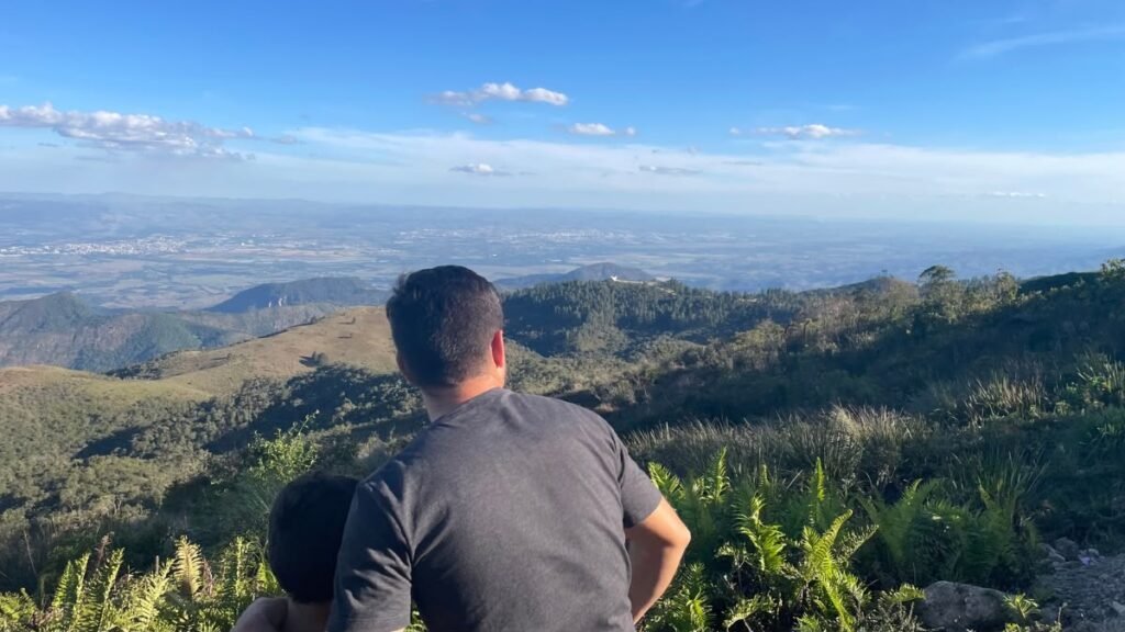 Rafa e Lucas contemplando a paisagem do Pico do Itapeva em Campos do Jordão