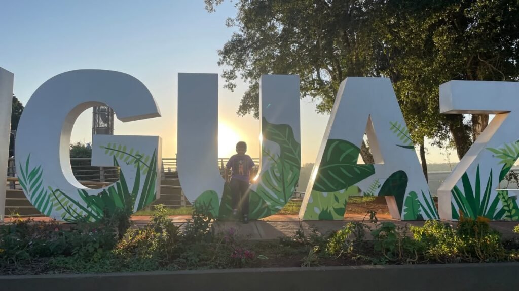 Lucas em Puerto Iguazú durante uma viagem em família saindo de Foz do Iguaçu