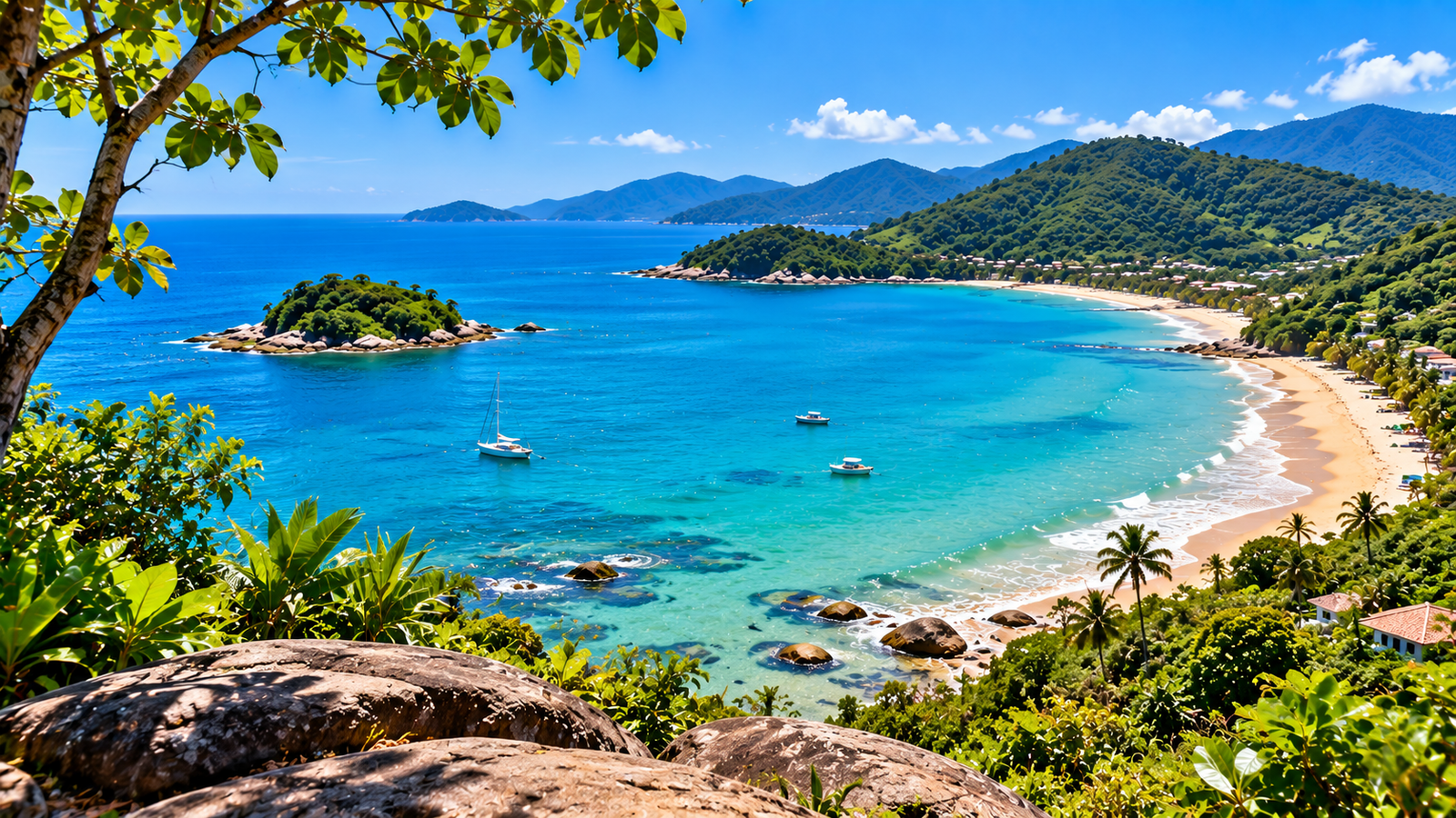 Vista panorâmica de uma praia de Ubatuba com mar azul-turquesa, montanhas verdes, pequenas ilhas e vegetação tropical ao redor.