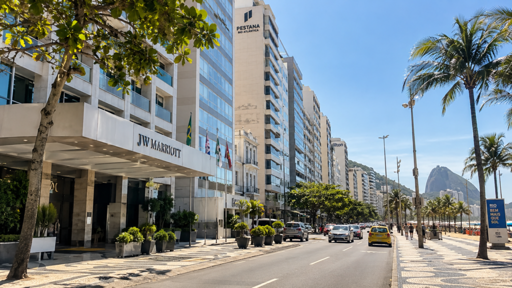 Onde ficar no Rio de Janeiro com crianças: rua de hotéis em Copacabana próxima à praia