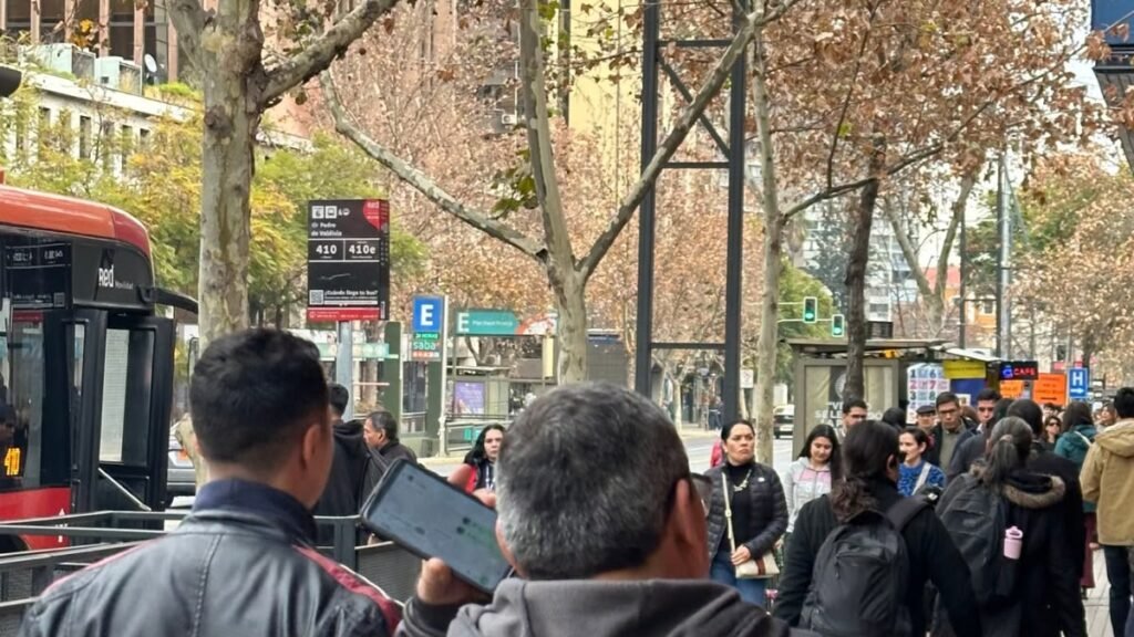 Rua movimentada de Providencia com muitas pessoas em Santiago do Chile