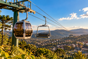 Teleférico de Campos do Jordão sobrevoando a serra em um dia ensolarado