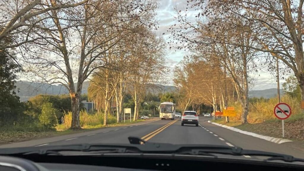 Viagem de carro com criança autista pela estrada no Rio Grande do Sul rumo a Gramado