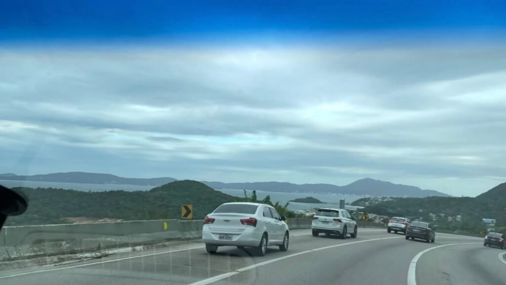Estrada vista de dentro do carro durante viagem com criança autista