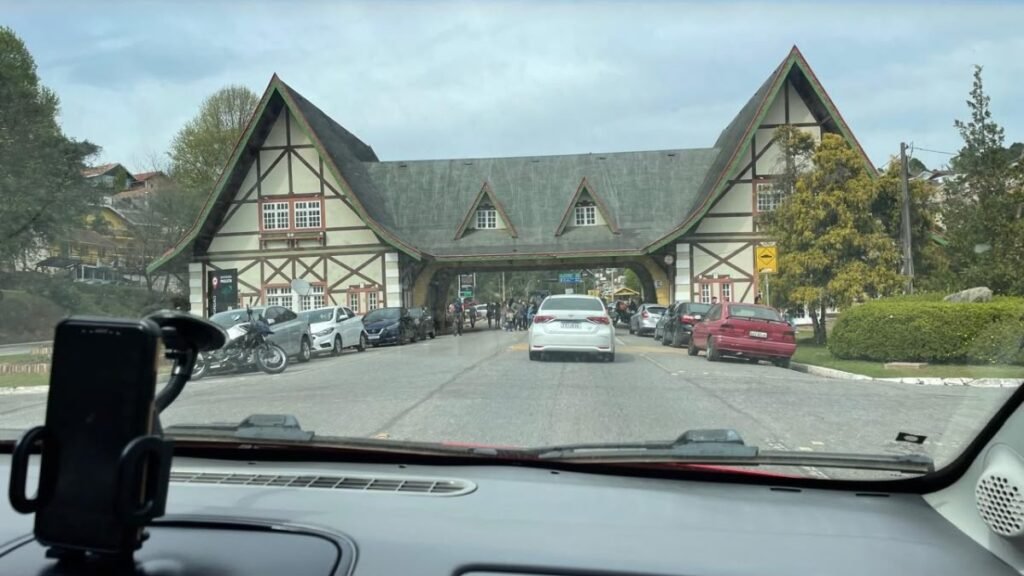 Viagem longa de carro com crianças chegando a Campos do Jordão