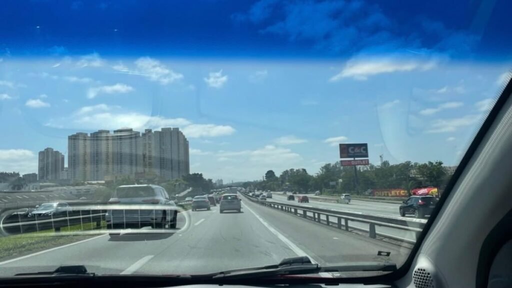 Viagem longa de carro com crianças passando pelo trânsito de uma cidade grande