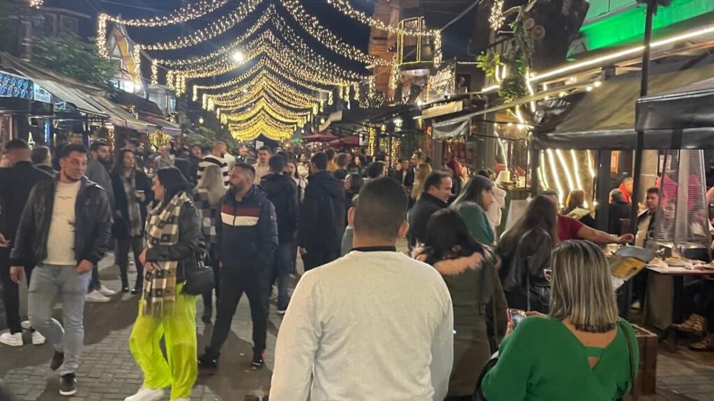 Vila Capivari em Campos do Jordão à noite com turistas e lojas iluminadas